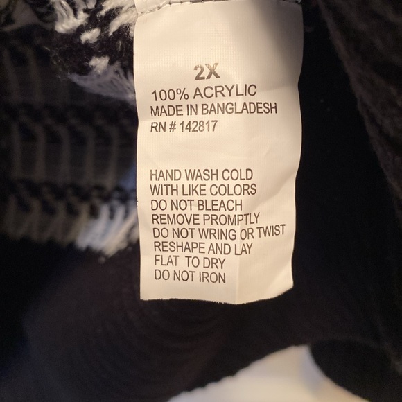 Brand New Love Change Black /White V-neck Sweater…size 2X - Picture 4 of 4